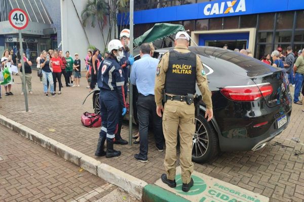 Mercedes invade calçada e destrói barraca após motorista passar mal no Centro de Cascavel