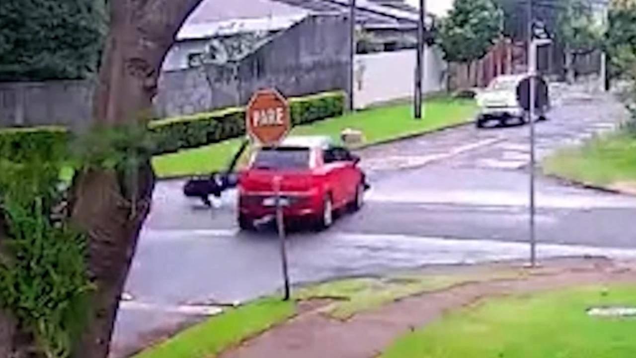 Foto relacionada a notícia: Câmera registra colisão entre carro e moto na Vila Tolentino; motociclista fica ferido