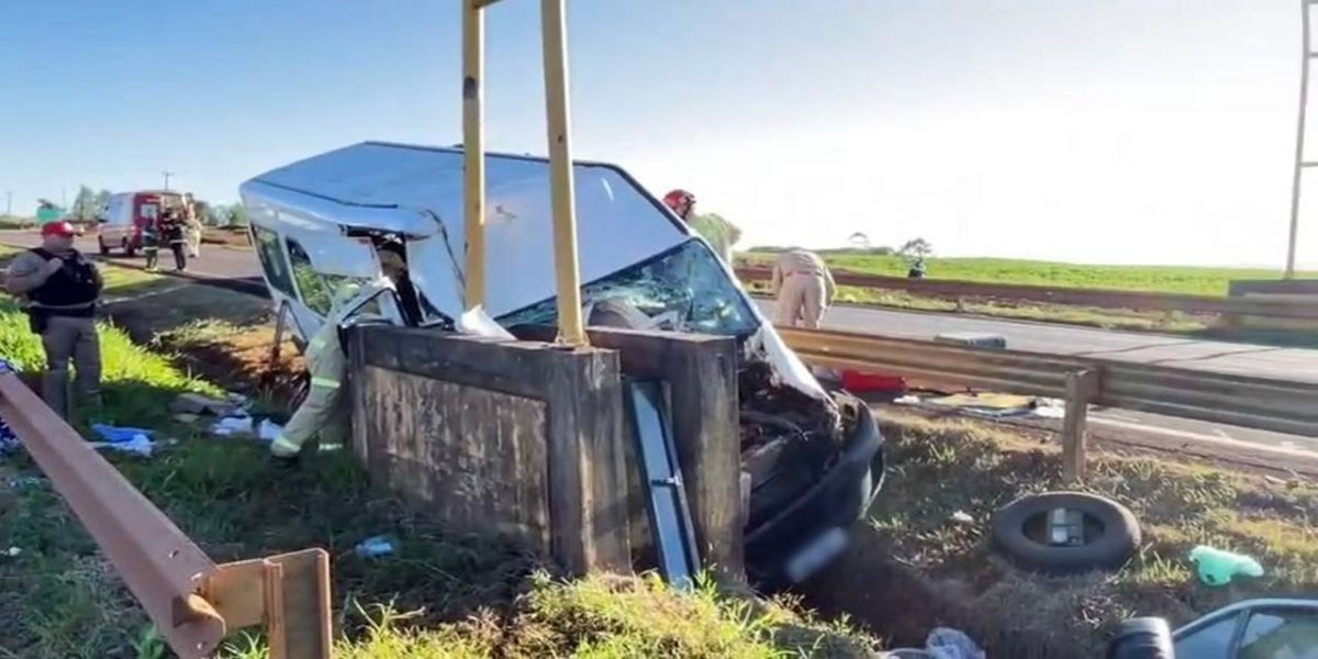Grave acidente na PR-317 deixa um morto e sete feridos; Grupo de religiosos voltava da Argentina