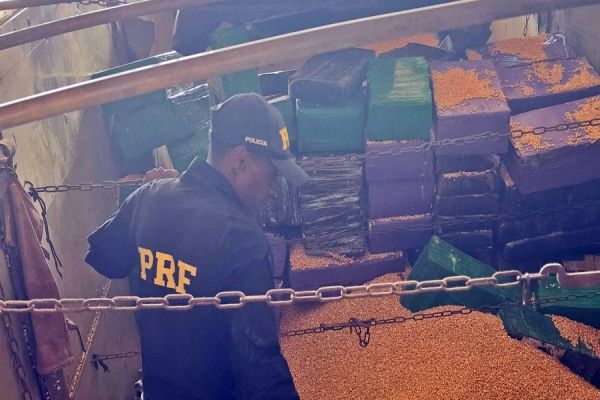 PRF apreende mais de 1,7 tonelada de maconha em bitrem na BR-376