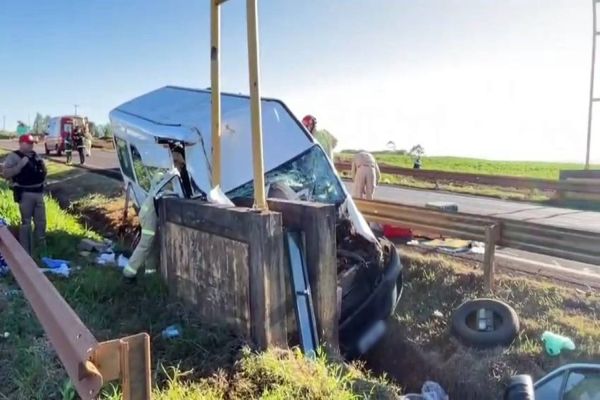 Grave acidente na PR-317 deixa um morto e sete feridos; Grupo de religiosos voltava da Argentina
