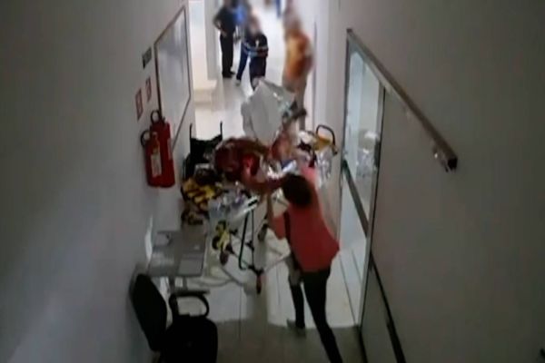 Mulher invade hospital e esfaqueia homem na maca; vídeo chocante revela a brutalidade do crime