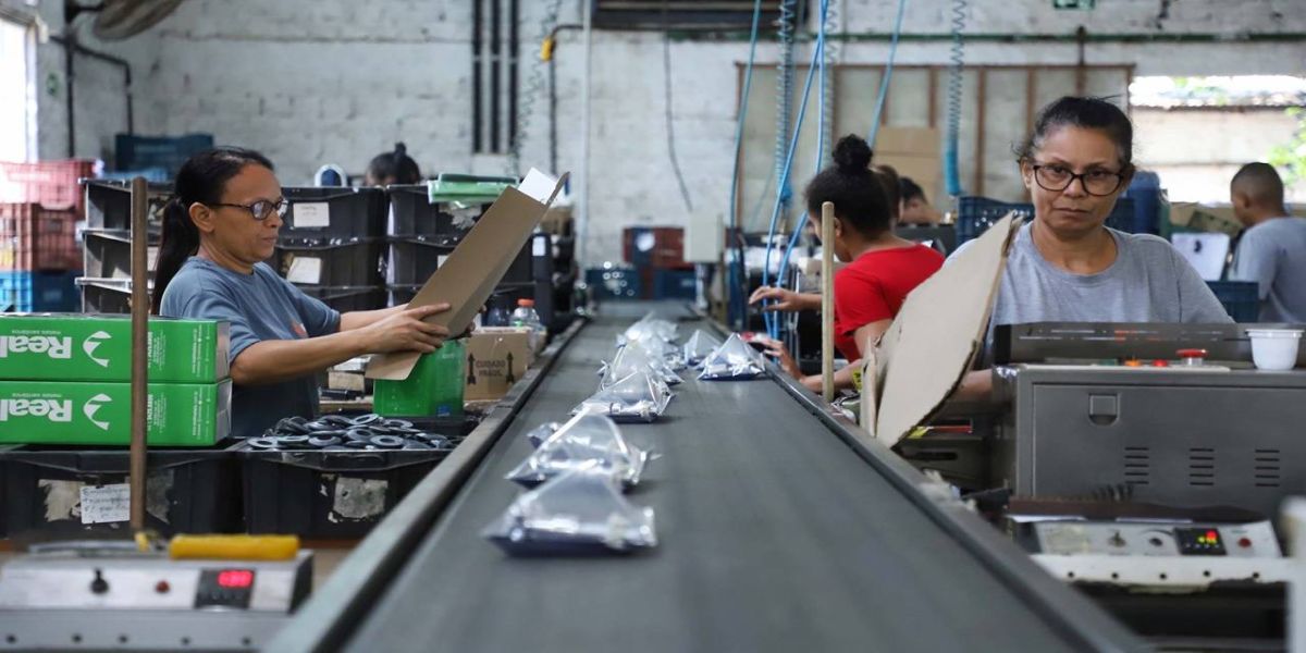 Geração de emprego para mulheres cresce 57,5% no Paraná de janeiro a outubro