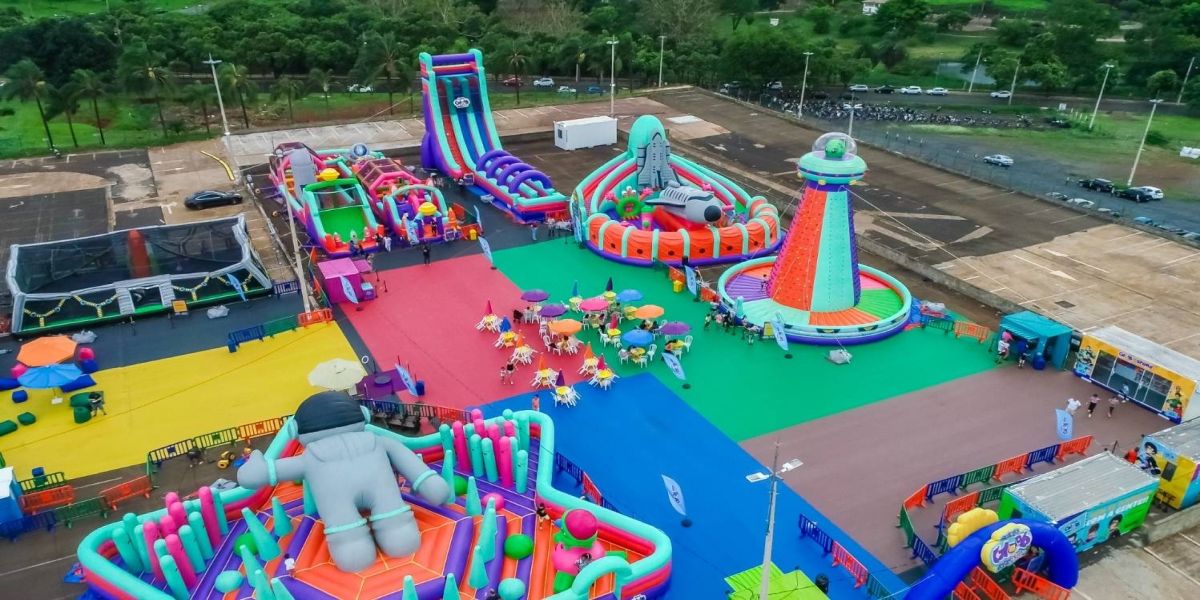 Parque temático de infláveis gigantes, Gloob Space Jump, chega ao Catuaí Shopping Cascavel