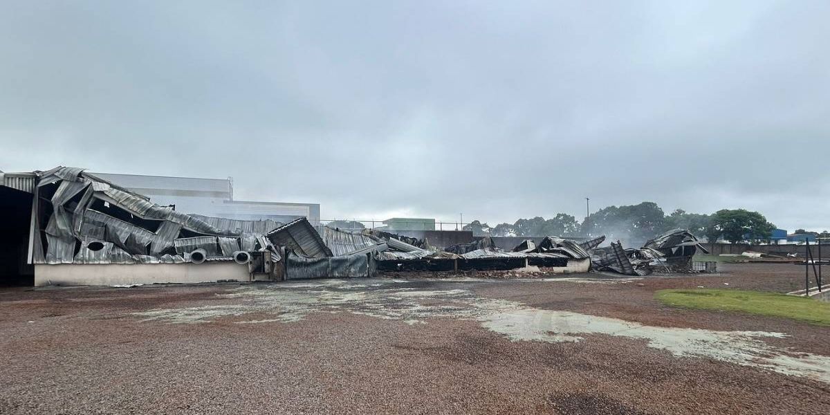 Incêndio de grandes proporções destrói fábrica em Cascavel