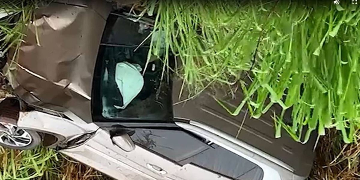 Motorista escapa ilesa de capotamento na PRc-467 em Cascavel