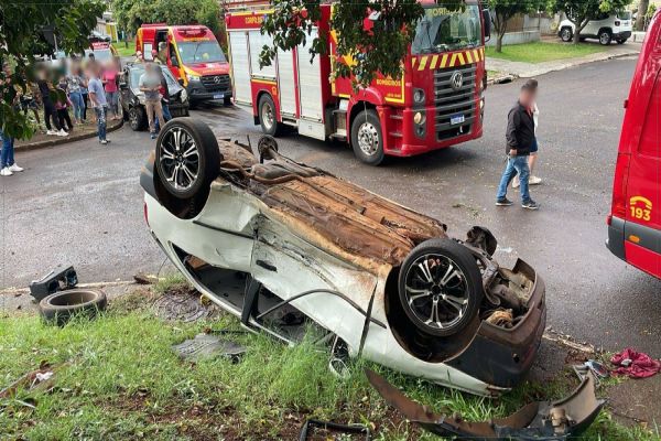 Violenta colisão no Jardim Clarito deixa três feridos e carros destruídos em Cascavel