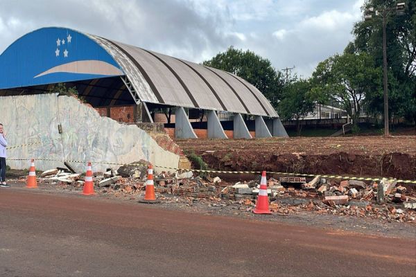 Imagem referente a notícia: Muro do colégio Jardim Consolata desaba após fortes chuvas em Cascavel