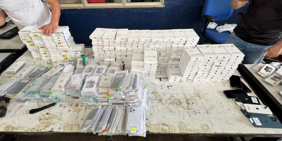 PF apreende carga milionária de celulares contrabandeados em van de bebidas em Céu Azul