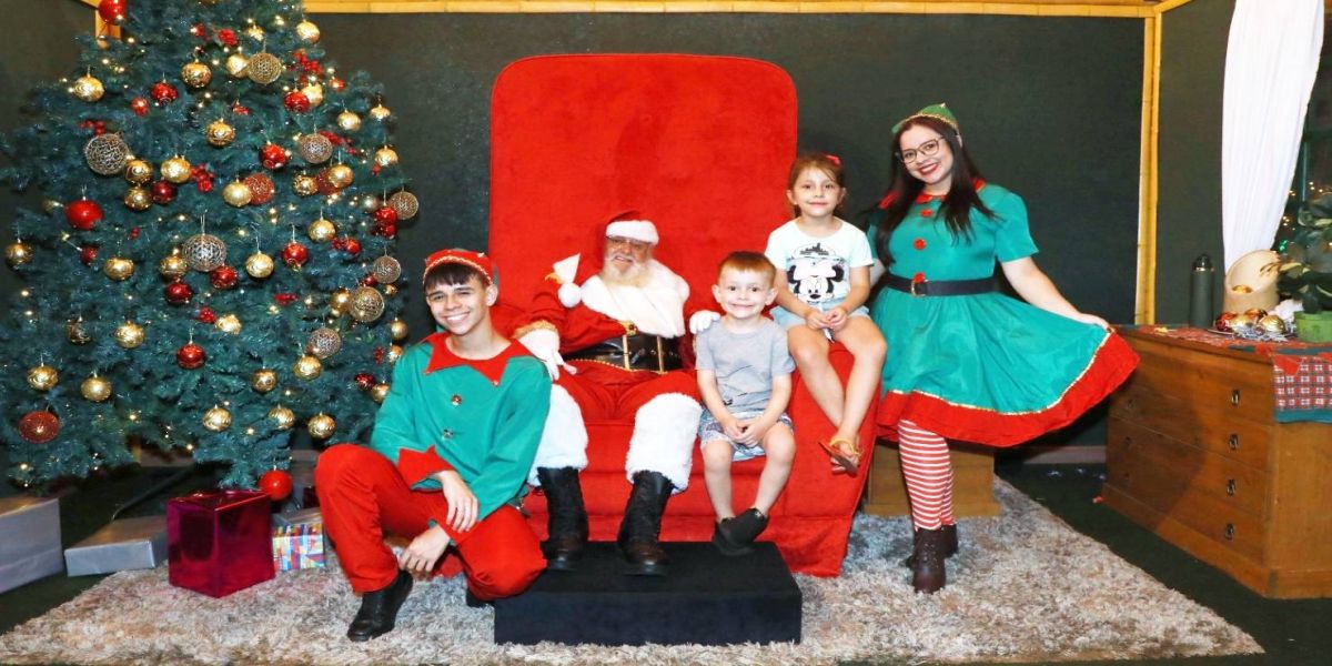 Com atendimento noturno no comércio, já aproveite para fazer uma visita à Casa do Papai Noel
