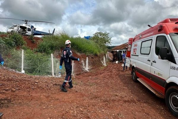 Tombamento de micro-ônibus deixa 15 trabalhadores feridos em Céu Azul