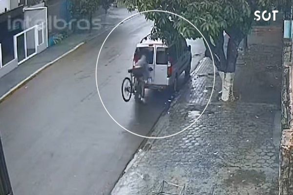 Câmera flagra ciclista se chocando contra veículo estacionado na Rua Costa e Silva