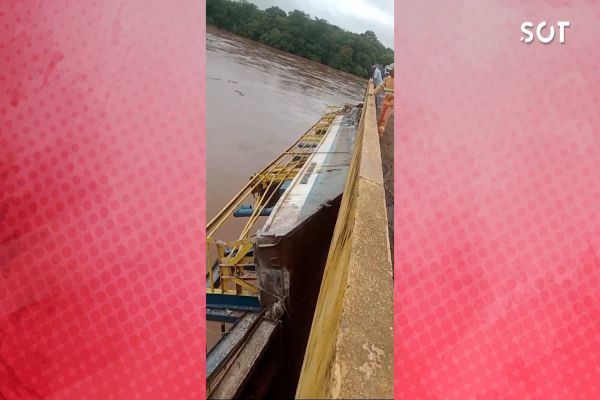 Imagem referente a notícia: Balsa fica presa em ponte após fortes chuvas no norte central do Paraná; Vejo momento do acidente