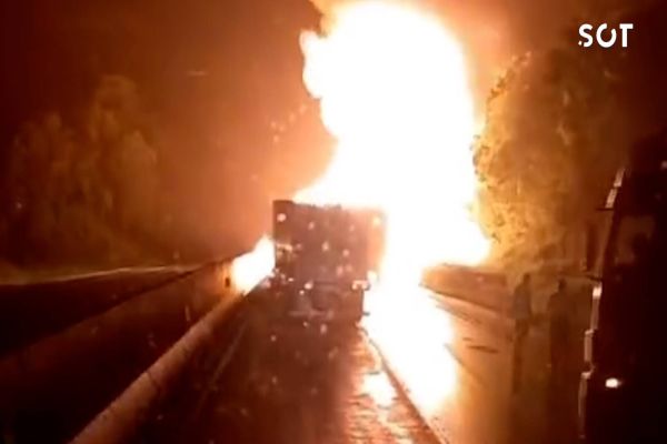 Colisão entre caminhões causa bloqueio total na BR-277 e deixa um ferido grave