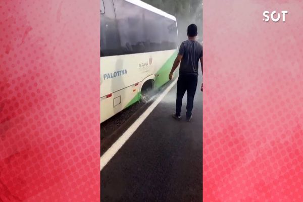 Imagem referente a notícia: Susto em Palotina: Roda de ônibus da saúde se solta e causa princípio de incêndio na PR-182