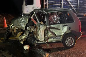 Imagem referente à notícia: Três veículos se envolvem em grave acidente na PR-182; Homem morre e três pessoas ficam feridas