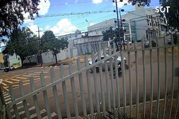 Imagem referente a notícia: Motociclista é arremessado e carro invade calçada após colisão no Centro de Cascavel