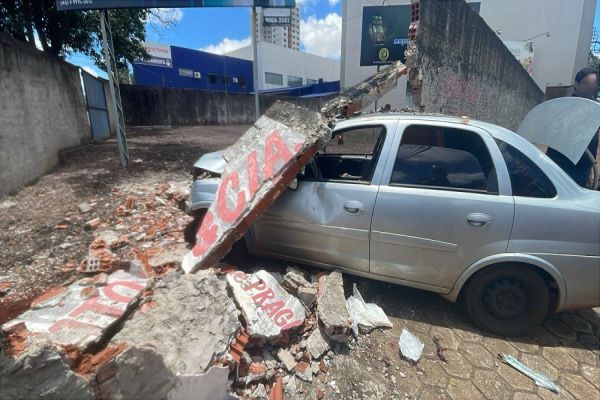 Carro invade imóvel após forte colisão de trânsito no centro de Cascavel