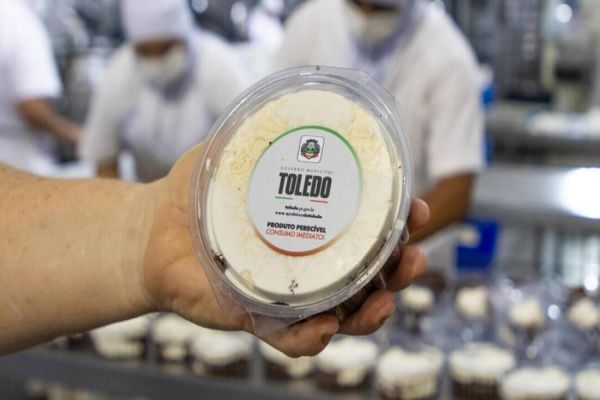 Produção do bolo de aniversário de Toledo movimenta a Cozinha Social