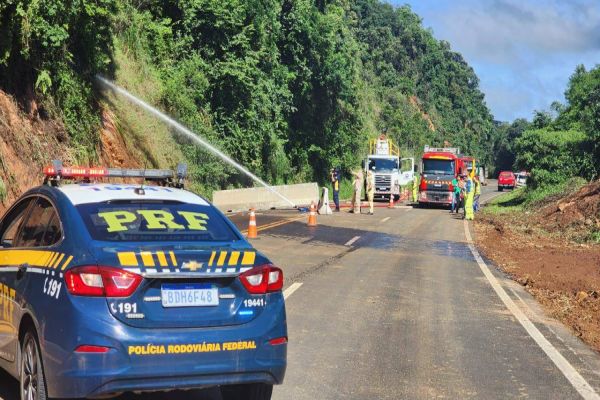 BR-277 segue interditada após deslizamentos; desmanche hidráulico é realizado na Serra da Esperança