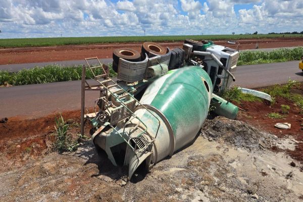 Caminhão betoneira tomba na PR-317 em Toledo