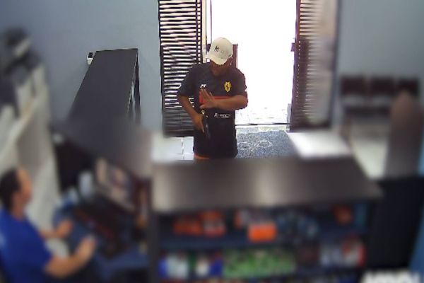 Homem assalta estabelecimento comercial em plena luz do dia no Bairro Brasmadeira em Cascavel