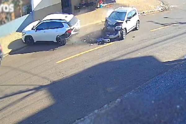 Motorista bate em carro estacionado e foge no bairro Universitário em Cascavel