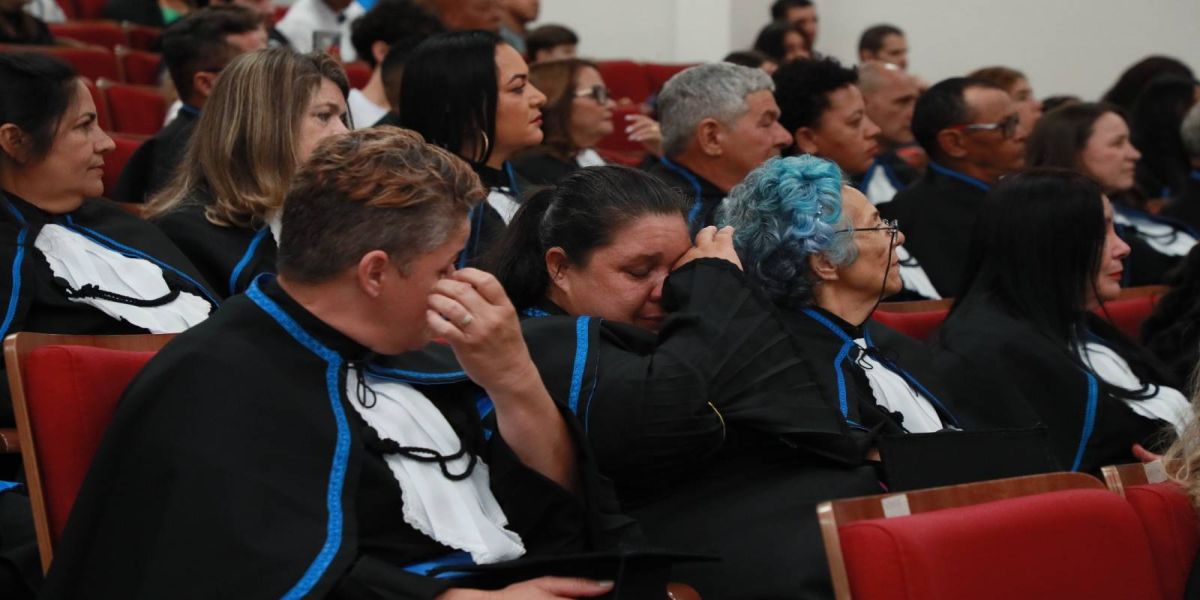 Emoção em formatura de alunos da Educação de Jovens e Adultos mostra que nunca é tarde para estudar