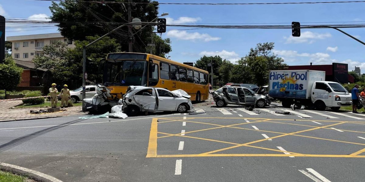 Ônibus desgovernado causa engavetamento em Curitiba; um morto e seis feridos