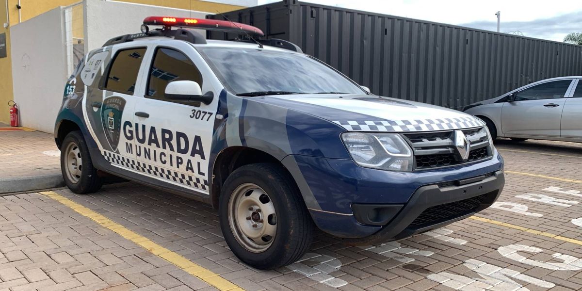 Fuga em veículo após colisão com viatura da Guarda Municipal termina em prisão de mulher com drogas