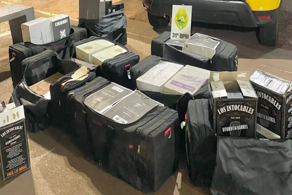 Foto relacionada a notícia: PM de Formosa do Oeste apreende 45 caixas de vinho de origem argentina em ônibus