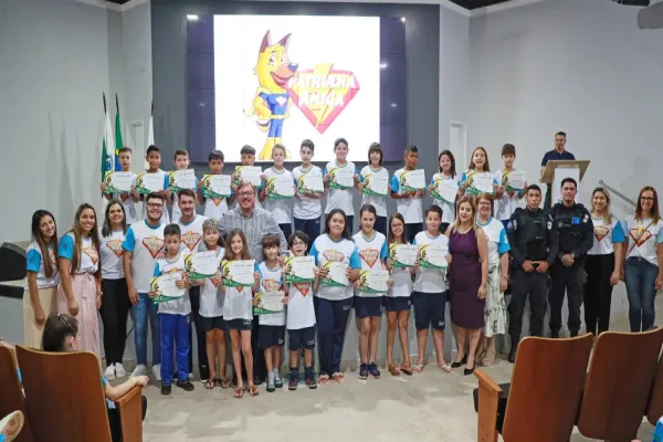 Foto relacionada a notícia: Patrulha Amiga faz trabalho de prevenção às drogas com crianças de Cascavel