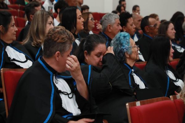 Emoção em formatura de alunos da Educação de Jovens e Adultos mostra que nunca é tarde para estudar