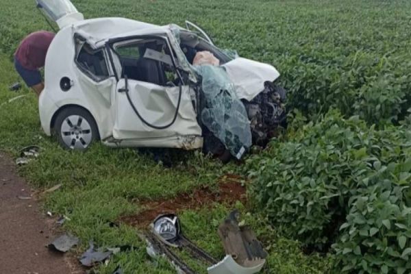 Carro invade pista contrária e se choca com carreta na BR-163; motorista sai ileso