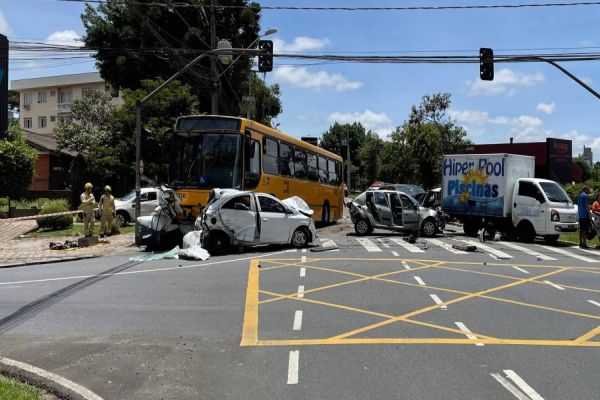 Ônibus desgovernado causa engavetamento em Curitiba; um morto e seis feridos