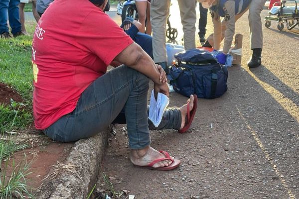 Motociclista e pedestre se envolvem em acidente no Cascavel Velho; homem sofre fratura na perna