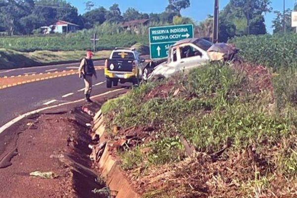Motorista de 41 anos capota veículo na PR-497 e fica ferido