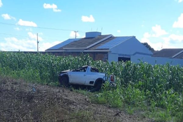 Caminhonete capota na PR-239 e deixa motorista ferido em Jesuítas