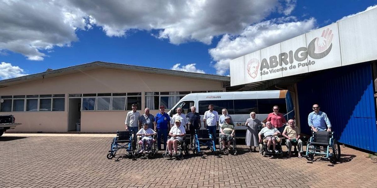 Abrigo São Vicente de Paulo recebe van adaptada para melhorar o transporte de idosos