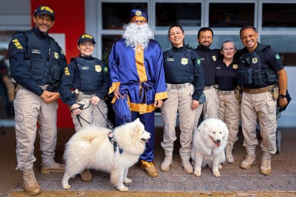 Papai Noel da PRF alegra a tarde das crianças no Hospital Universitário em Cascavel