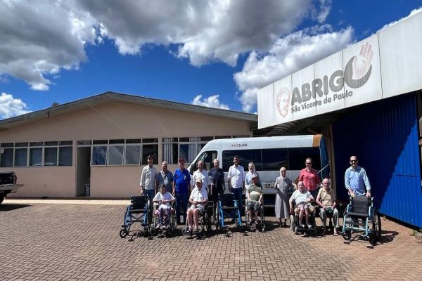 Abrigo São Vicente de Paulo recebe van adaptada para melhorar o transporte de idosos