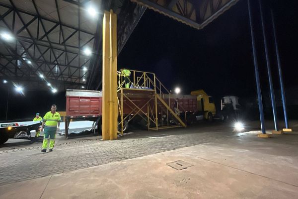 PRF e Exército apreendem mais de 1 tonelada de maconha escondida em postes de concreto no Paraná