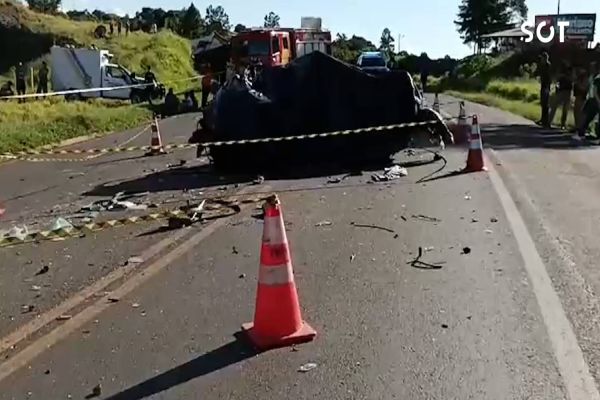 Colisão frontal entre carro e carreta deixa duas vítimas fatais na BR-277 em Cantagalo