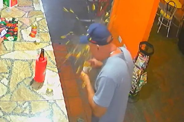 Imagem referente a notícia: Coxinha explode e assusta cliente em bar de Curitiba; O fato viralizou na web "Explosão de Sabor"