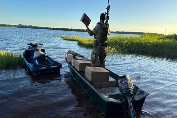 PF apreende embarcação com cocaína e cigarros contrabandeados no Lago de Itaipu