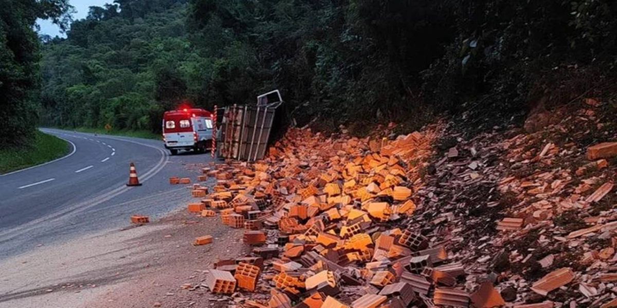 Caminhão carregado de tijolos tomba na PR-487, deixando dois feridos