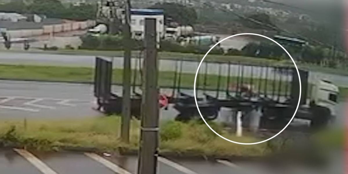 Câmera flagra momento em que Fiesta capota após colisão com carreta na PRc-467
