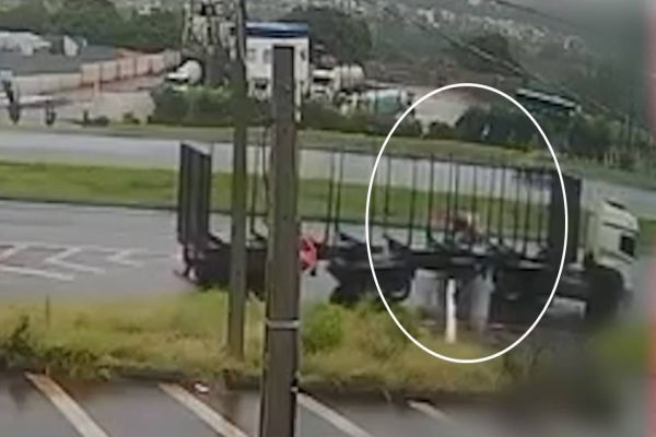 Câmera flagra momento em que Fiesta capota após colisão com carreta na PRc-467