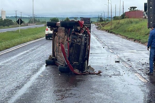 Fiesta capota após colisão com carreta na BR-467, em Cascavel