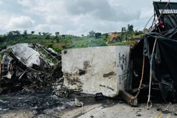 Colisão entre três veículos deixa ao menos 22 mortos em rodovia na BR-116